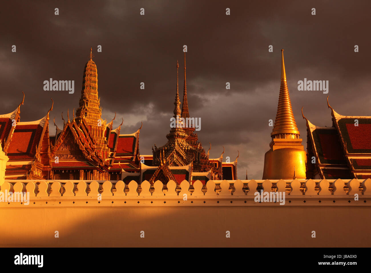 Dans Tempelgelaende das der Abendstimmung mit dem Wat Phra Keo beim Koenigspalast im Historischen Zentrum der Hauptstadt Bangkok en Thaïlande. Banque D'Images