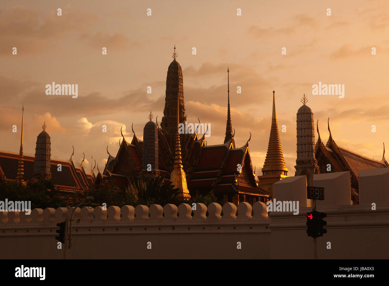 Dans Tempelgelaende das der Abendstimmung mit dem Wat Phra Keo beim Koenigspalast im Historischen Zentrum der Hauptstadt Bangkok en Thaïlande. Banque D'Images