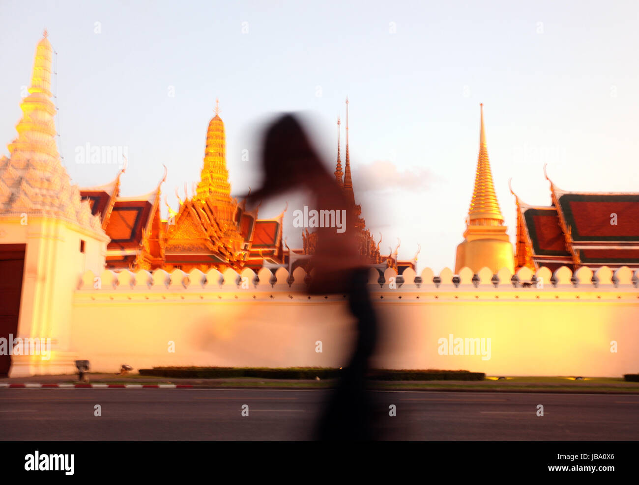 Dans Tempelgelaende das der Abendstimmung mit dem Wat Phra Keo beim Koenigspalast im Historischen Zentrum der Hauptstadt Bangkok en Thaïlande. Banque D'Images