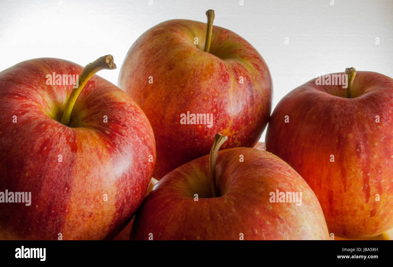 Panier de pommes rouges fraîchement cueilli de l'arbre Banque D'Images