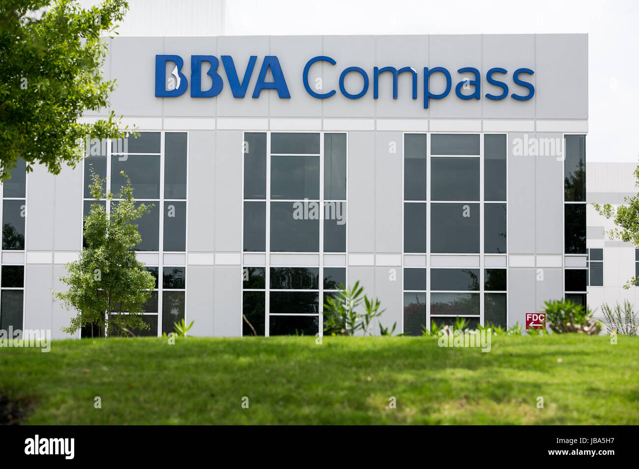 Un logo affiche à l'extérieur d'un établissement occupé par BBVA Compass Bancshares à Houston, Texas, le 27 mai 2017. Banque D'Images