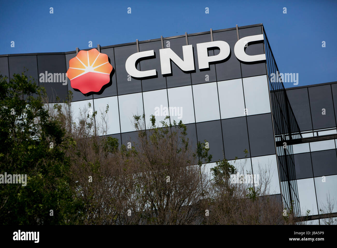 Un logo affiche à l'extérieur d'un établissement occupé par la China National Petroleum Corporation (CNPC), à Houston, Texas, le 27 mai 2017. Banque D'Images