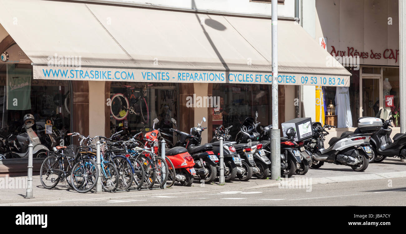 Strasbike shop pour la vente et la réparation de scooters et bicyclettes,  dans le centre de Strasbourg, Alsace, France Photo Stock - Alamy