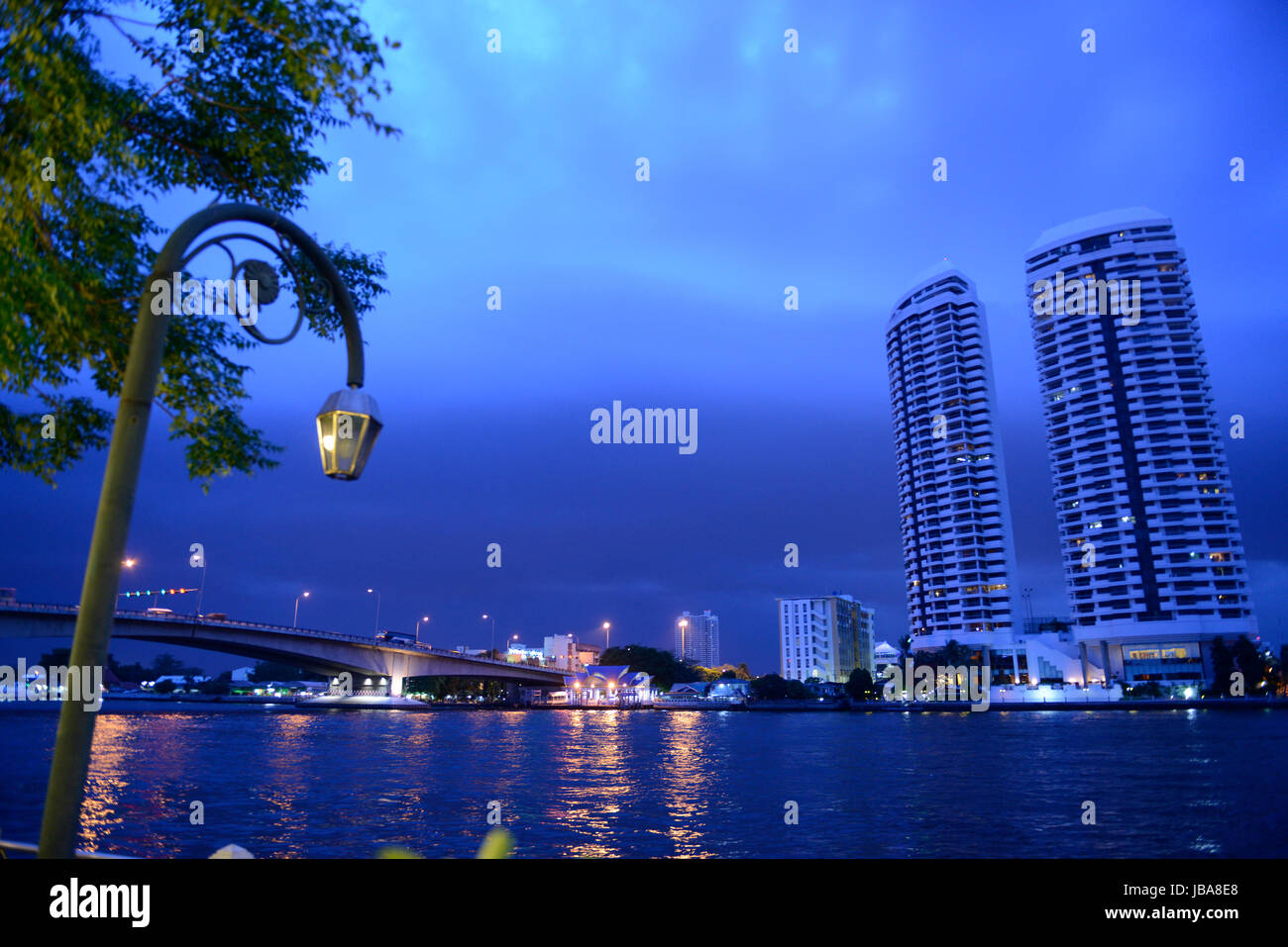 Ein Haus am Mae Nam Chao Phraya dans der Hauptstadt von Bangkok Thaïlande en Suedostasien. Banque D'Images