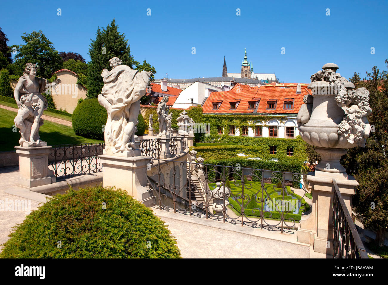 République tchèque, Prague - 18e siècle jardin Vrtbovska vrtba (Zahrada) et hradcany castle Banque D'Images