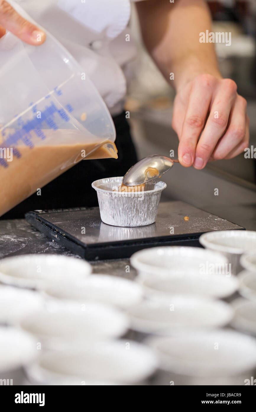 Törtchen gebackene chefkoch löst frisch aus der küche der en forme restaurant konditorei Banque D'Images