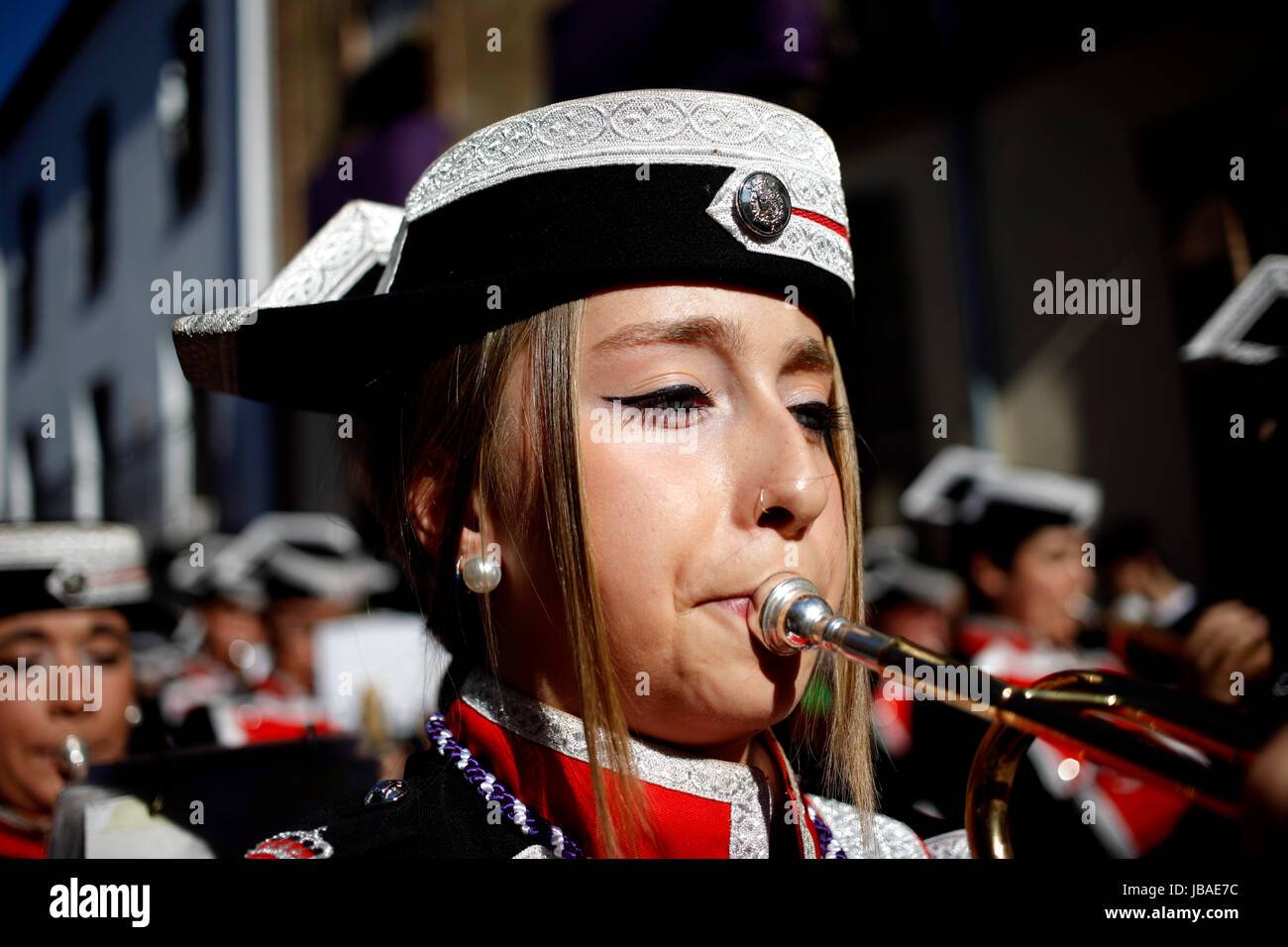 Une jeune femme joue de la trompette dans un groupe de musique  traditionnelle le port d'un militaire espagnol au cours de la semaine de  Pâques de foin dans la province de Jaen,