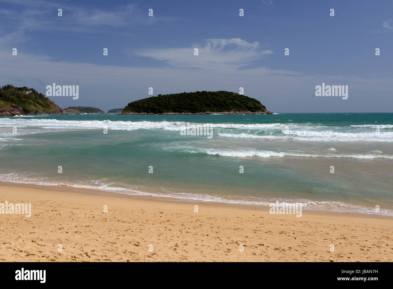 Ein Strand in Hat Nai Harn im suédois der Insel Phuket en Thaïlande im suédois von Suedostasien. Banque D'Images