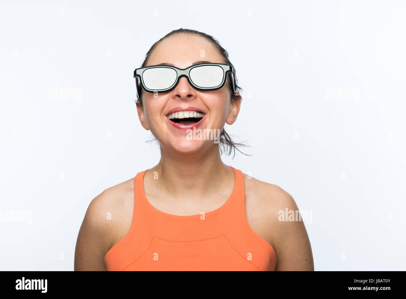 Portrait of beautiful caucasian woman wearing grand cinéma 3D glasses and smiling Banque D'Images