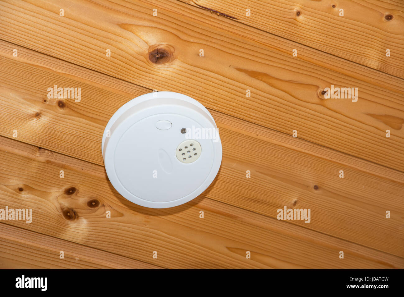 Sécurité au feu un détecteur de fumée à un plafond en bois Photo Stock -  Alamy