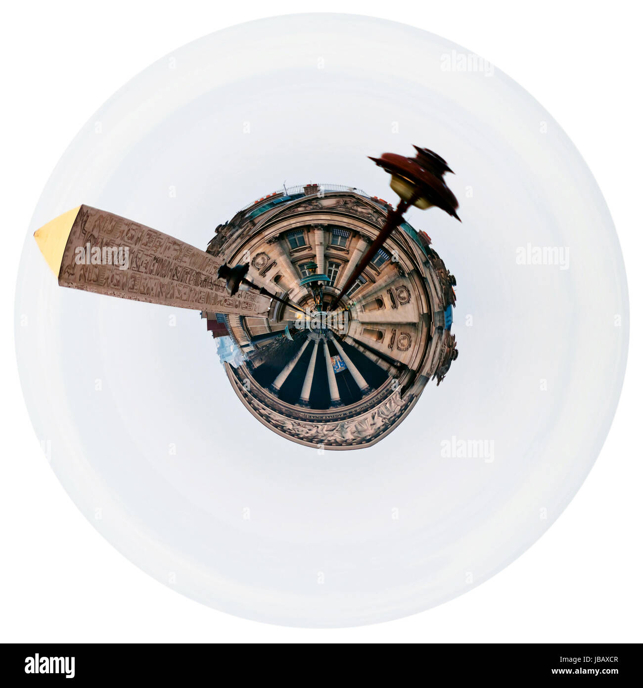 Petite Planète - panorama sphérique urbaine de la place de la concorde avec l'obélisque égyptien à Paris isolé sur fond blanc Banque D'Images