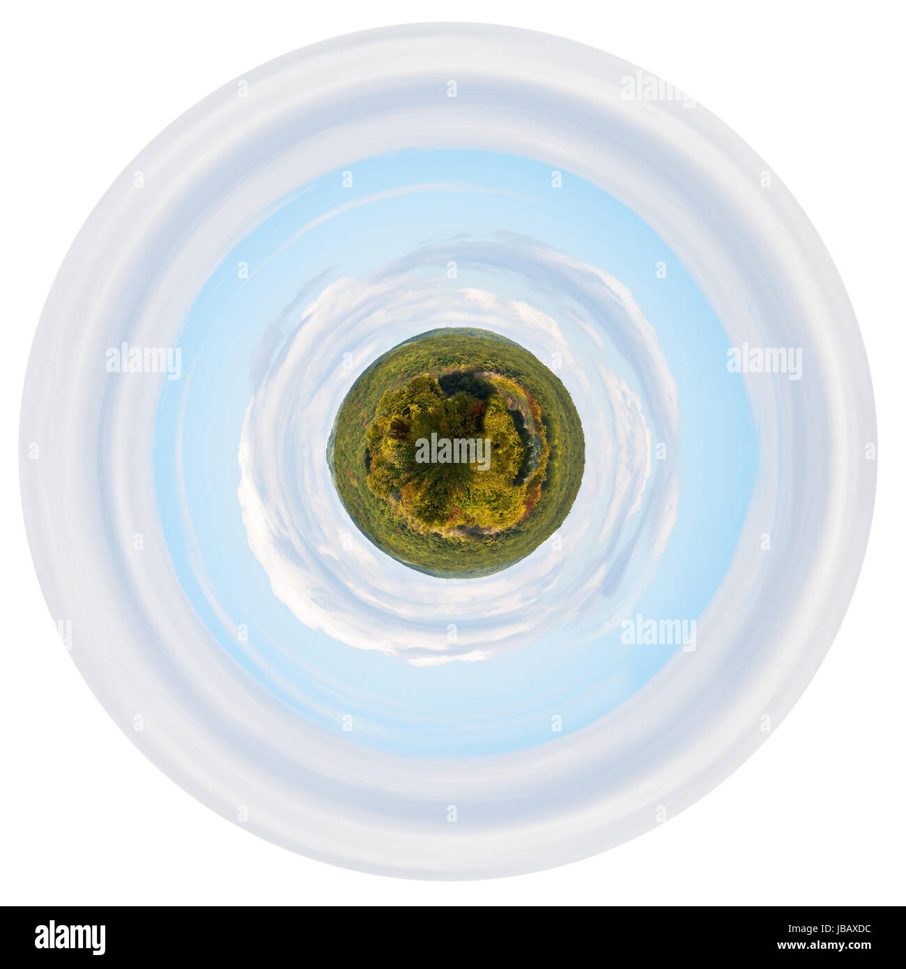 Petite Planète - planète sphérique avec faible vert des montagnes du Caucase en automne isolé sur fond blanc Banque D'Images