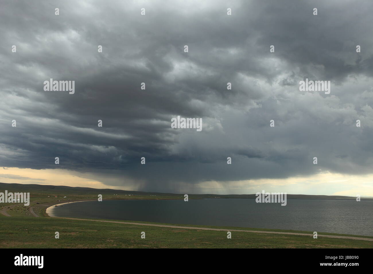 La pluie sur le lac ogii mongolie Banque D'Images