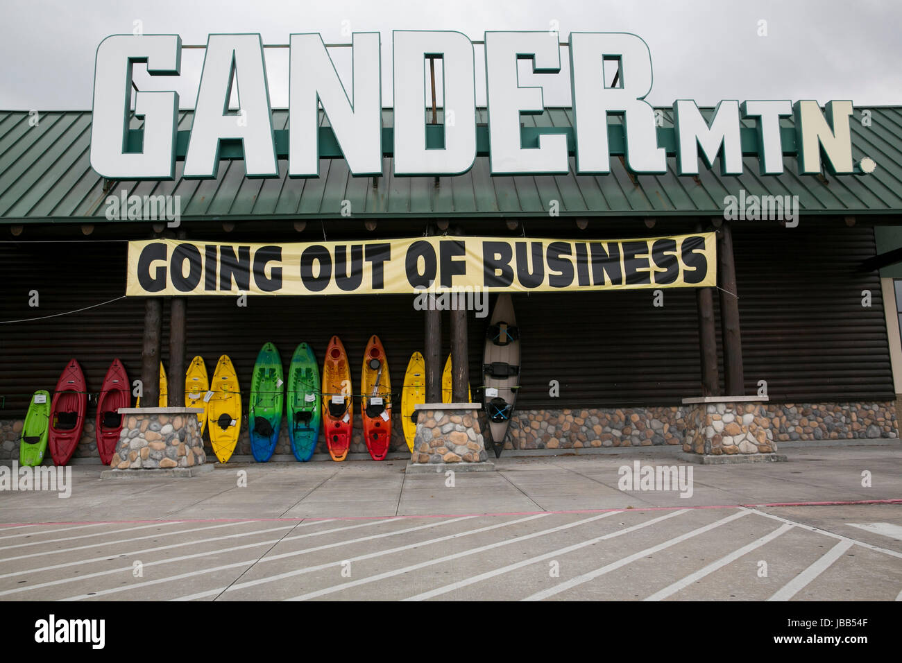 Une "Fermeture de l'entreprise' bannière lors d'une Gander Mountain store à Houston, Texas, le 28 mai 2017. Banque D'Images