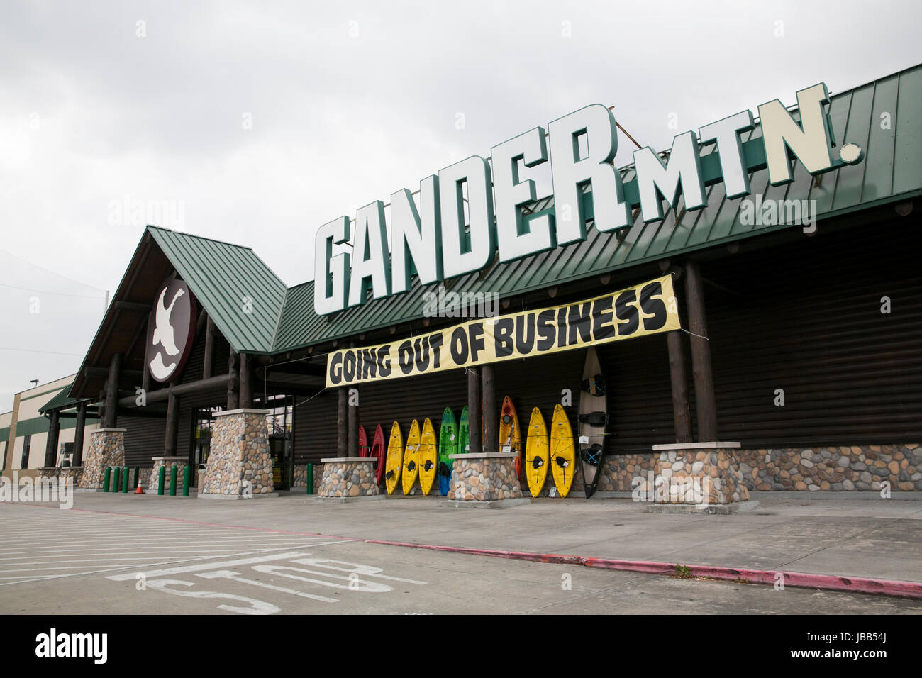 Une "Fermeture de l'entreprise' bannière lors d'une Gander Mountain store à Houston, Texas, le 28 mai 2017. Banque D'Images