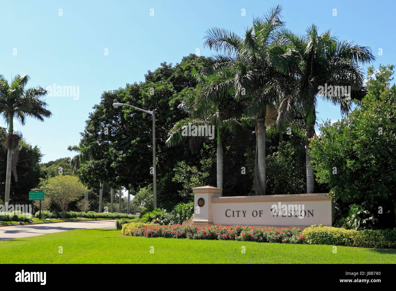 WESTON, Floride - 22 octobre 2013 : beaux aménagements paysagers et de fleurs entourent un grand panneau d'entrée de la ville de Weston, situé dans l'ouest du comté de Broward, population 67 641 en 2012 sur une journée ensoleillée. Banque D'Images