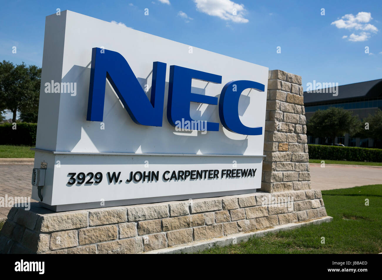 Un logo affiche à l'extérieur d'un bâtiment occupé par la société NEC à Irving au Texas, le 29 mai, 2017 Banque D'Images