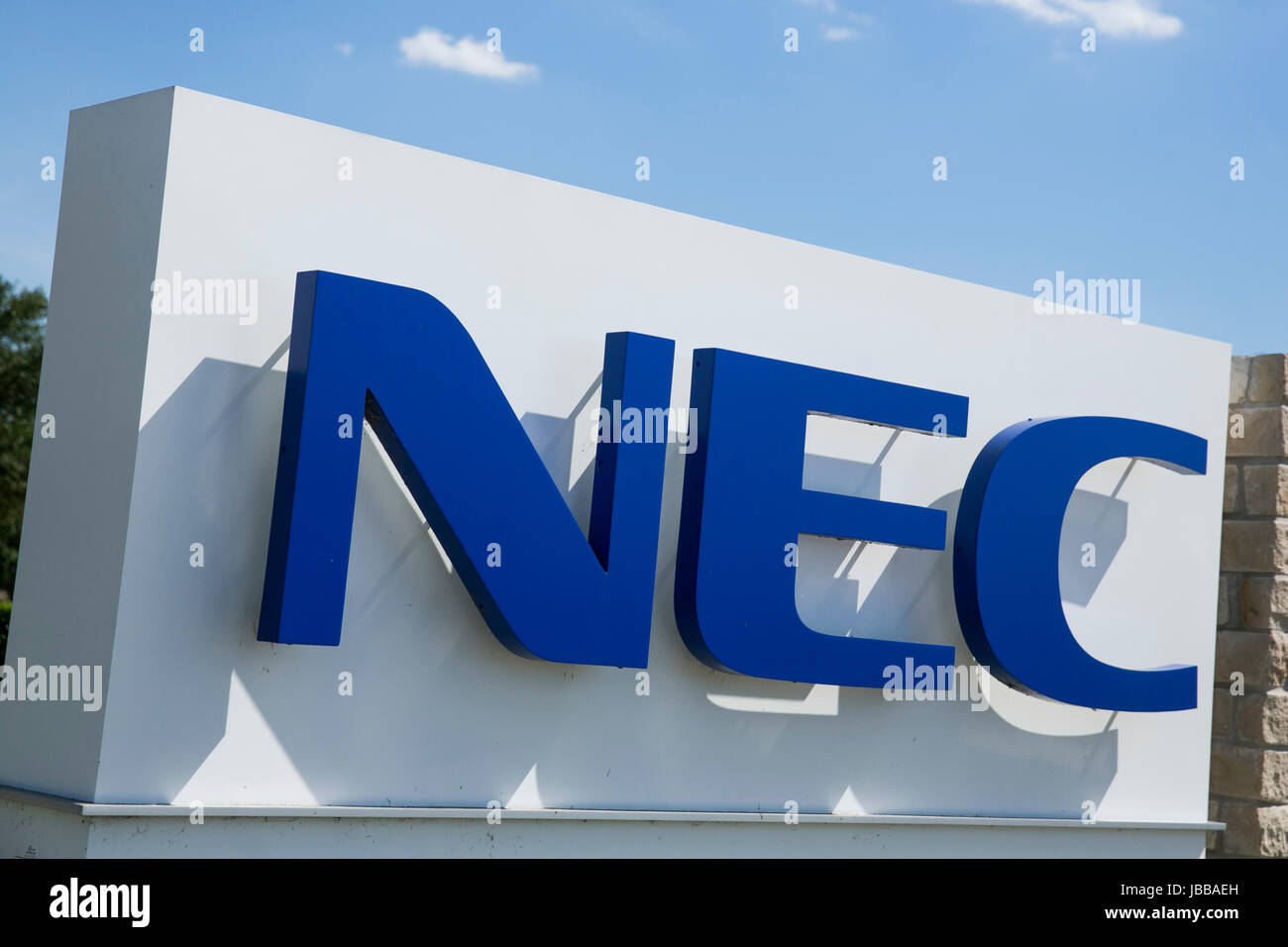 Un logo affiche à l'extérieur d'un bâtiment occupé par la société NEC à Irving au Texas, le 29 mai, 2017 Banque D'Images