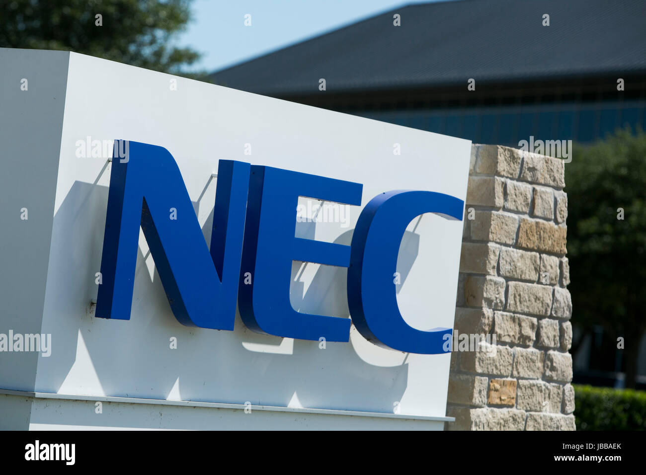 Un logo affiche à l'extérieur d'un bâtiment occupé par la société NEC à Irving au Texas, le 29 mai, 2017 Banque D'Images