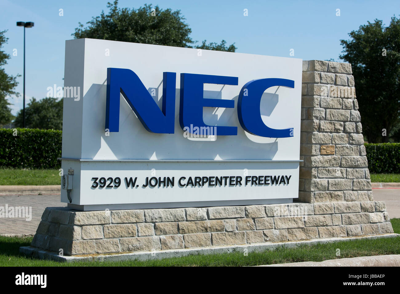 Un logo affiche à l'extérieur d'un bâtiment occupé par la société NEC à Irving au Texas, le 29 mai, 2017 Banque D'Images