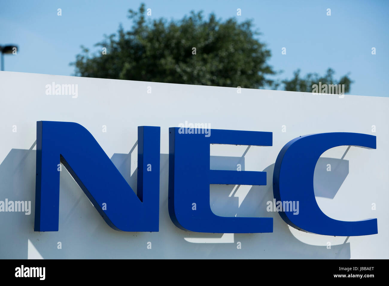 Un logo affiche à l'extérieur d'un bâtiment occupé par la société NEC à Irving au Texas, le 29 mai, 2017 Banque D'Images