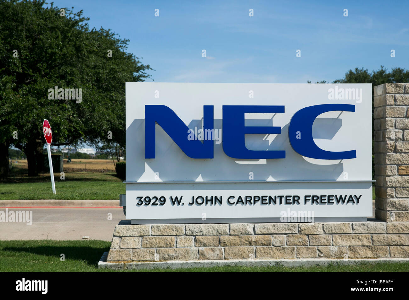 Un logo affiche à l'extérieur d'un bâtiment occupé par la société NEC à Irving au Texas, le 29 mai, 2017 Banque D'Images