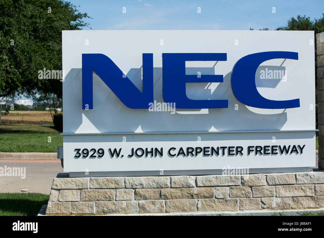 Un logo affiche à l'extérieur d'un bâtiment occupé par la société NEC à Irving au Texas, le 29 mai, 2017 Banque D'Images