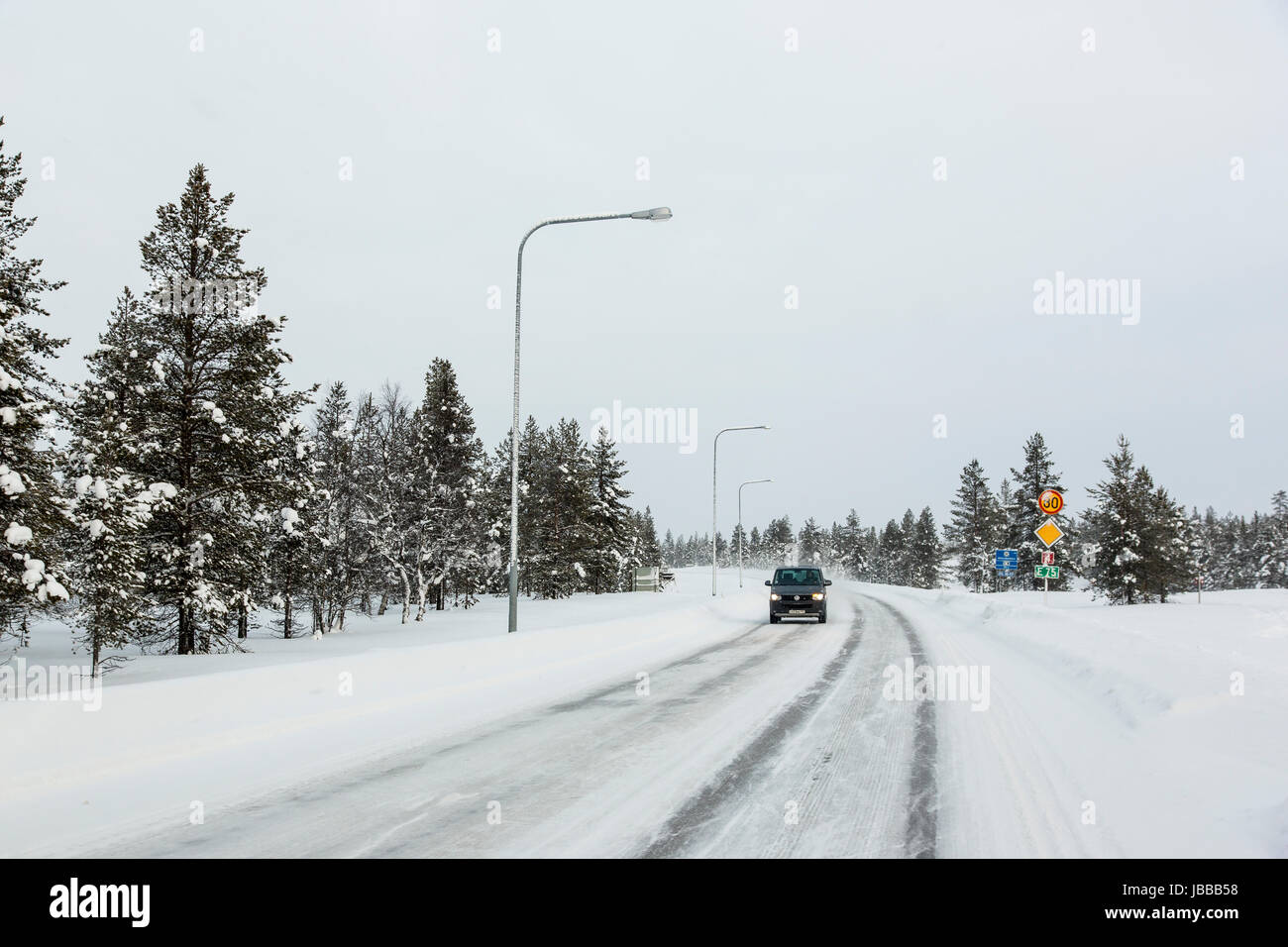 Überfrorene Straße im Winter bei Inari en Finlande Banque D'Images