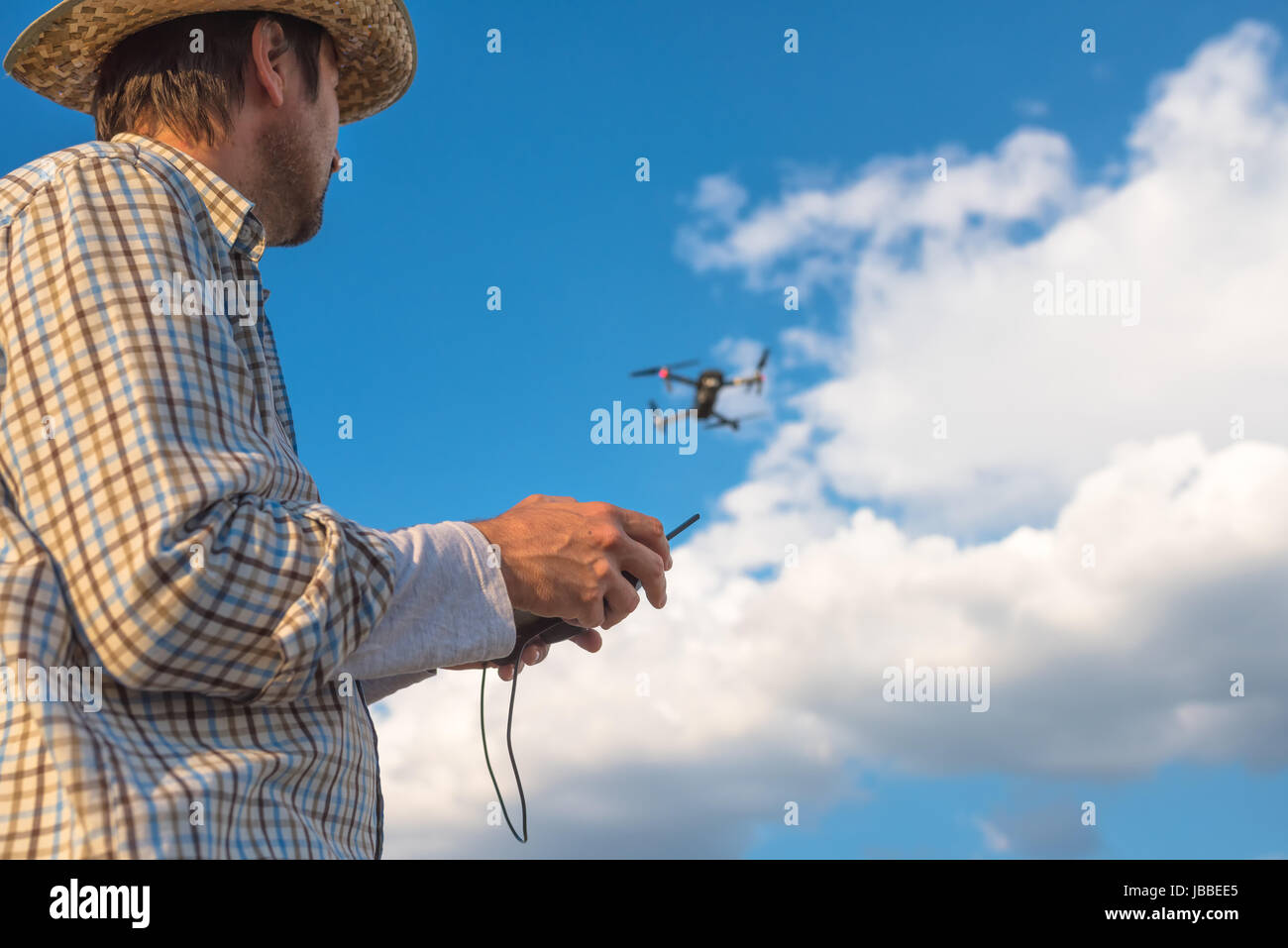 Commande à distance de drones à l'aide d'agriculteurs, l'agriculture intelligente de l'activité agricole et de l'avenir de l'agriculture Banque D'Images Commande à distance de drones à l'aide d'agriculteurs, l'agriculture intelligente de l'activité agricole et de l'avenir de l'agriculture Banque D'Images