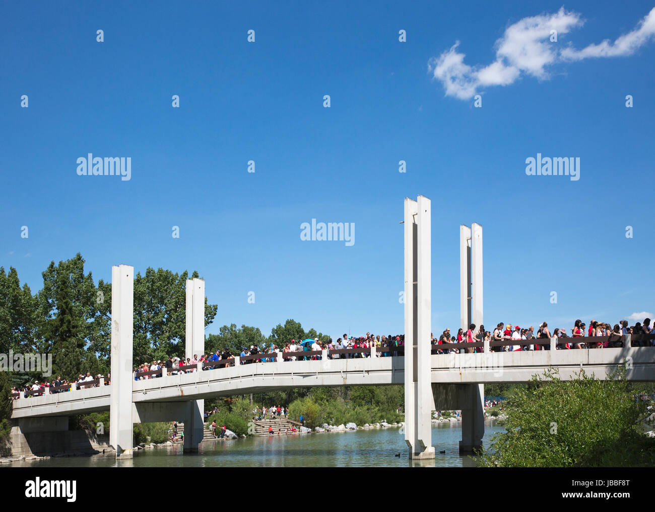 La foule de la fête du Canada franchit le pont Jaipur entre Prince's Island Park et eau Claire, dans le centre-ville de Calgary. Jaipur et Calgary sont des villes soeurs. Banque D'Images