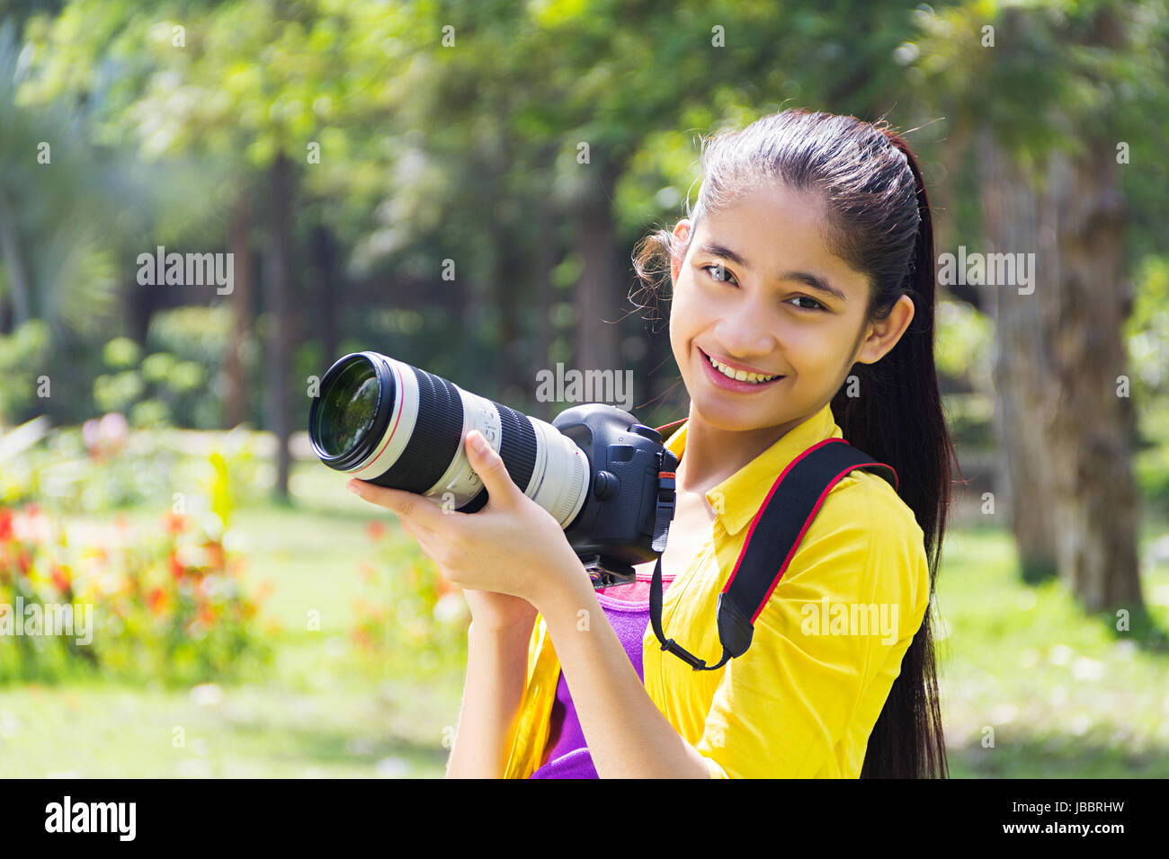 1 caméraman indian girl teeanger park holding camera photography Banque D'Images