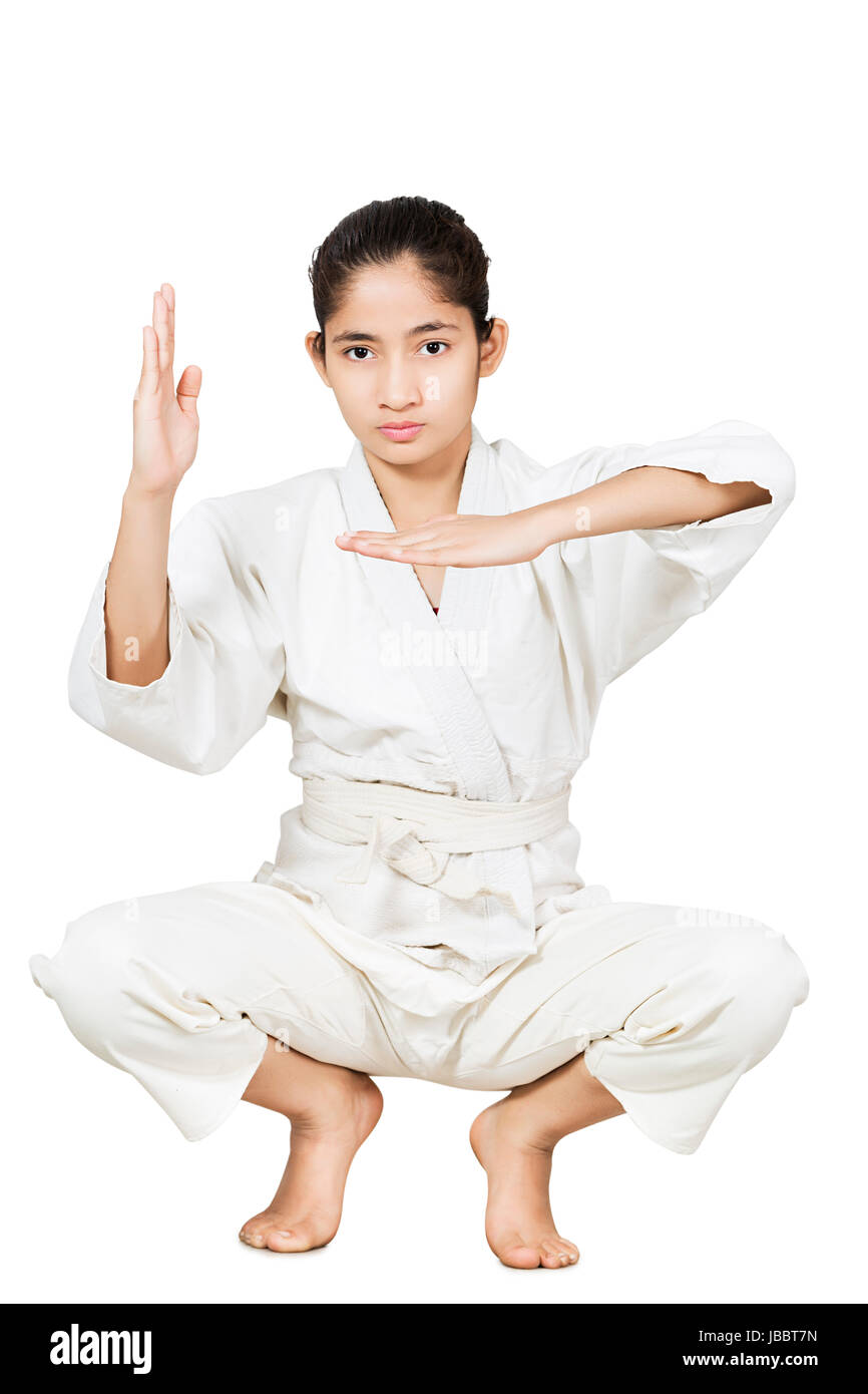 Une attitude adolescente indienne arts martiaux girl posing on white background Banque D'Images