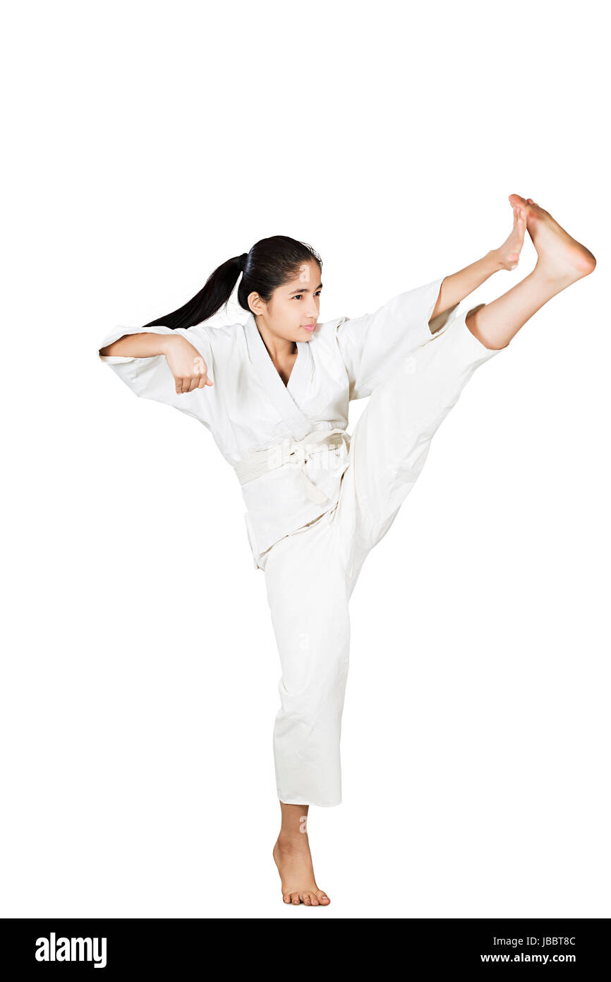 Une jeune étudiante indienne arts martiaux judo karaté faire poinçons Banque D'Images