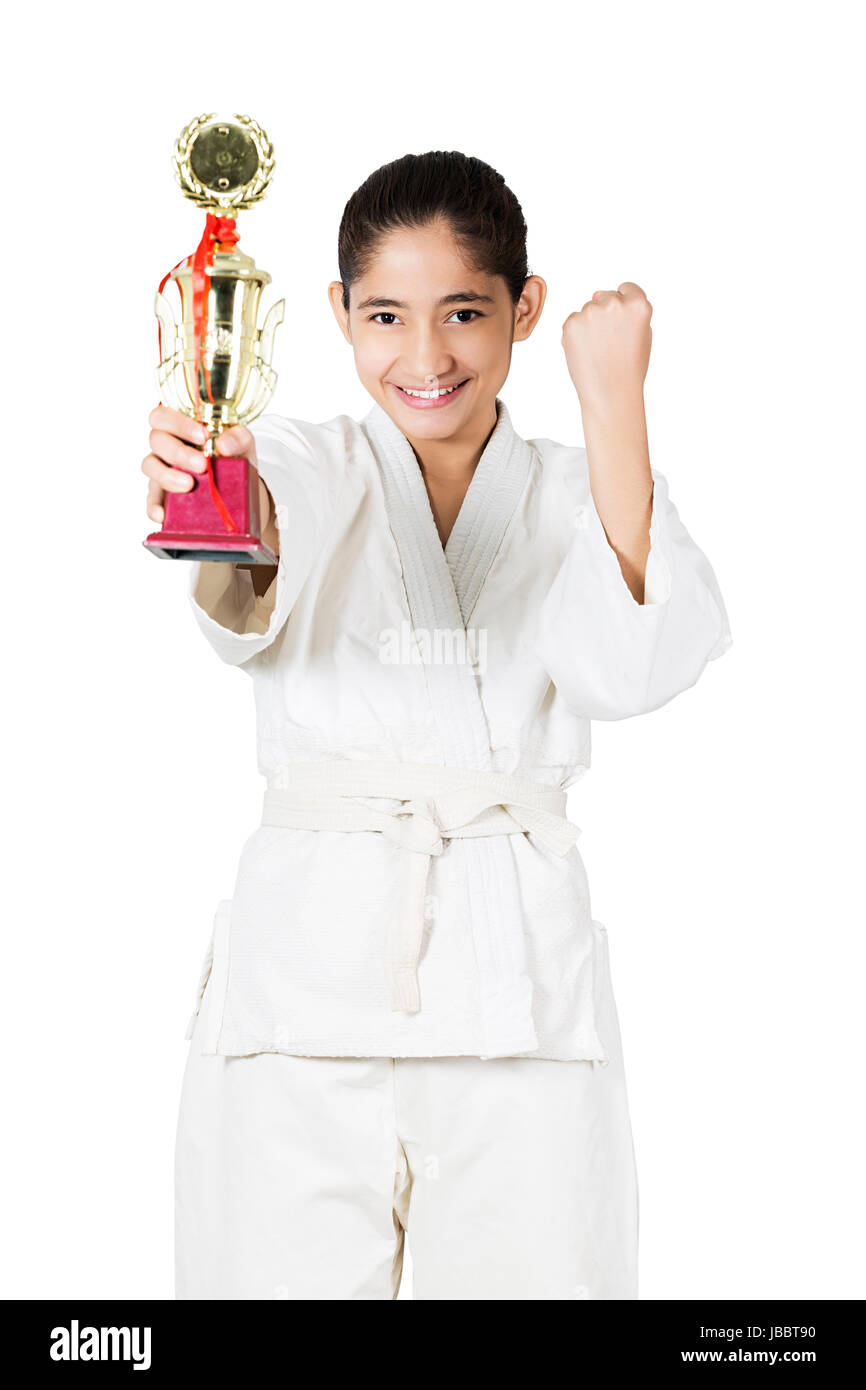 Happy 1 adolescentes indiennes karaté judo trophée étudiant montrant le succès de la victoire Banque D'Images