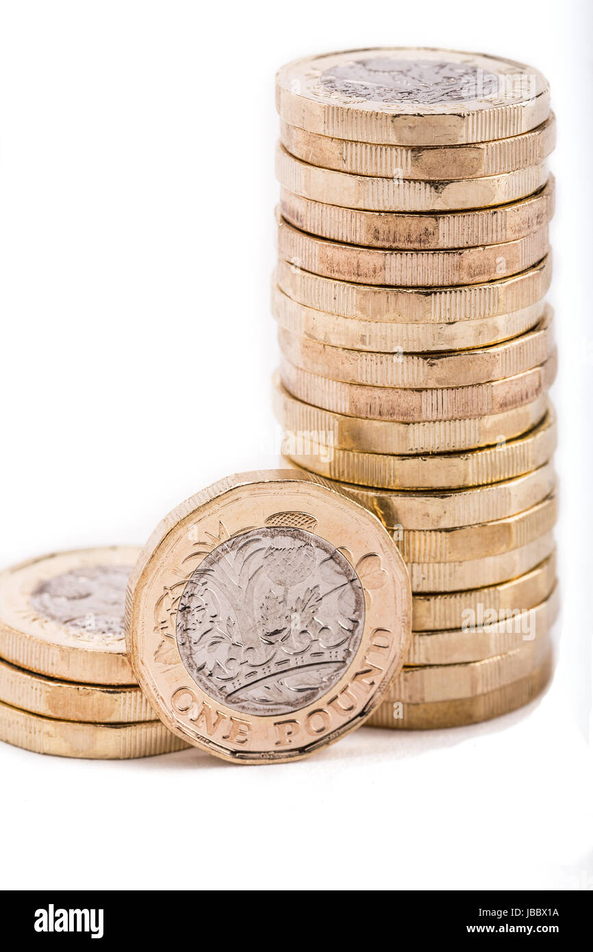 Une livre britannique de pièces sur fond blanc Banque D'Images