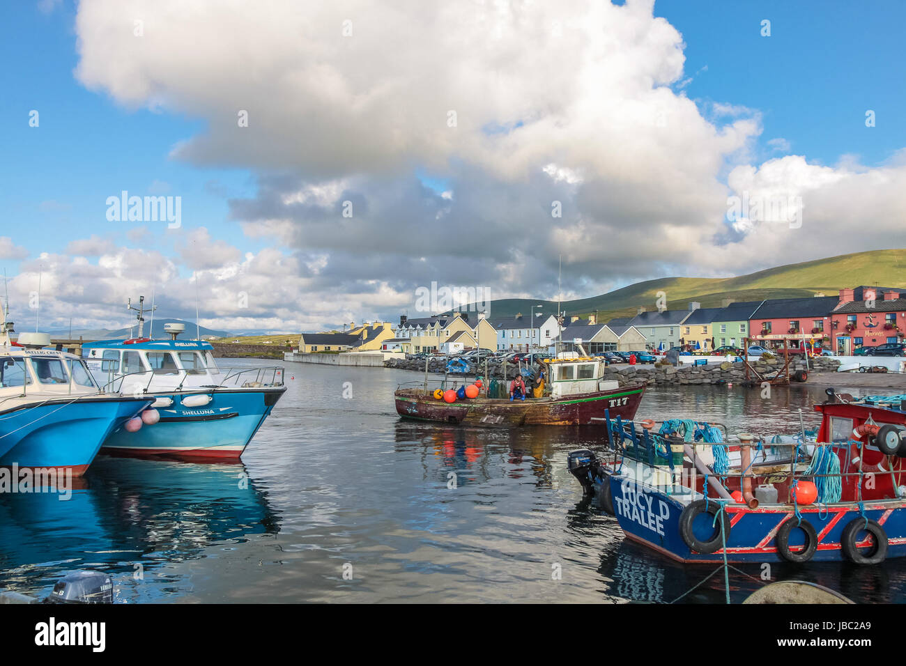 Bunte Boote im Hafen von Portmagee, comté de Kerry, Irlande Banque D'Images