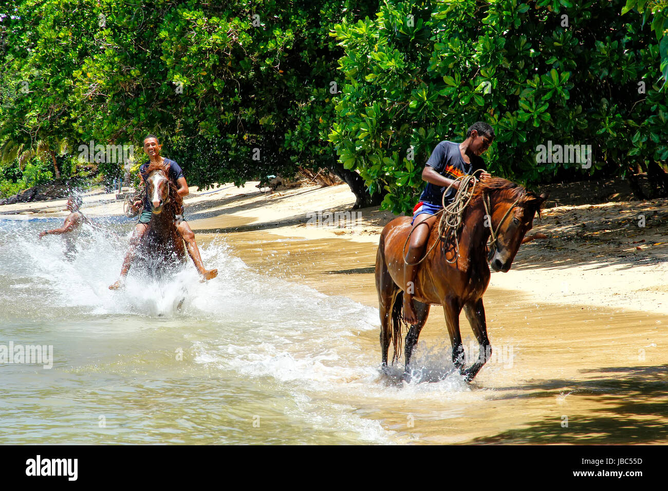 Les jeunes hommes de l'équitation sur la plage sur l'île de Taveuni (Fidji). Taveuni est la troisième plus grande île des Fidji. Banque D'Images