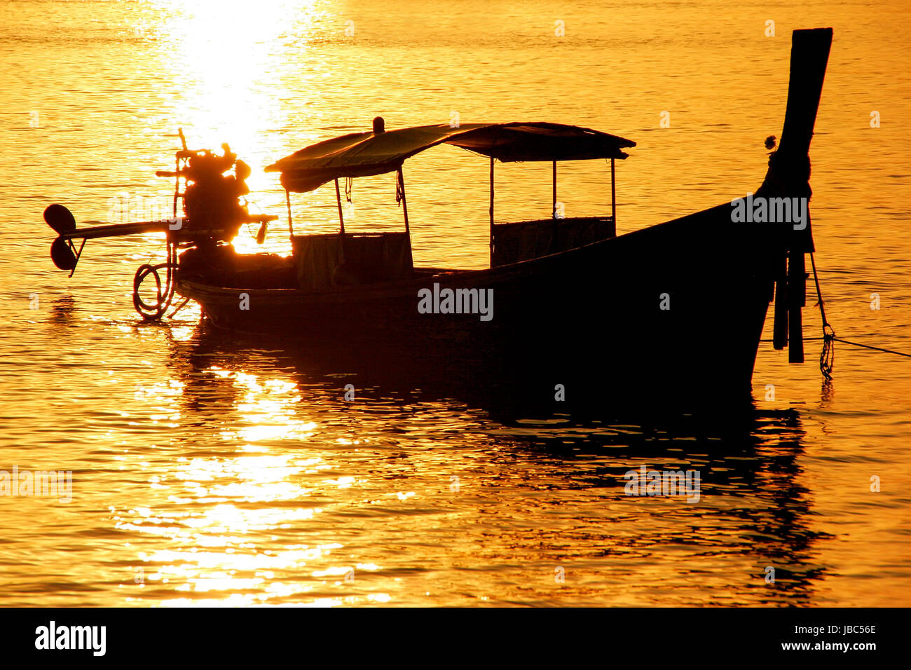 La silhouette du bateau longtail au lever du soleil sur Ao Ton Sai, Phi Phi Don), province de Krabi, Thaïlande. Koh Phi Phi Don fait partie d'un parc national marin. Banque D'Images