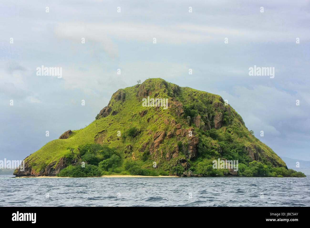 L'île volcanique dans le Parc Nationale de Komodo, Flores Sea, de Nusa Tenggara, en Indonésie. Le parc comprend une section côtière de l'ouest de Flores et 29 iles un Banque D'Images