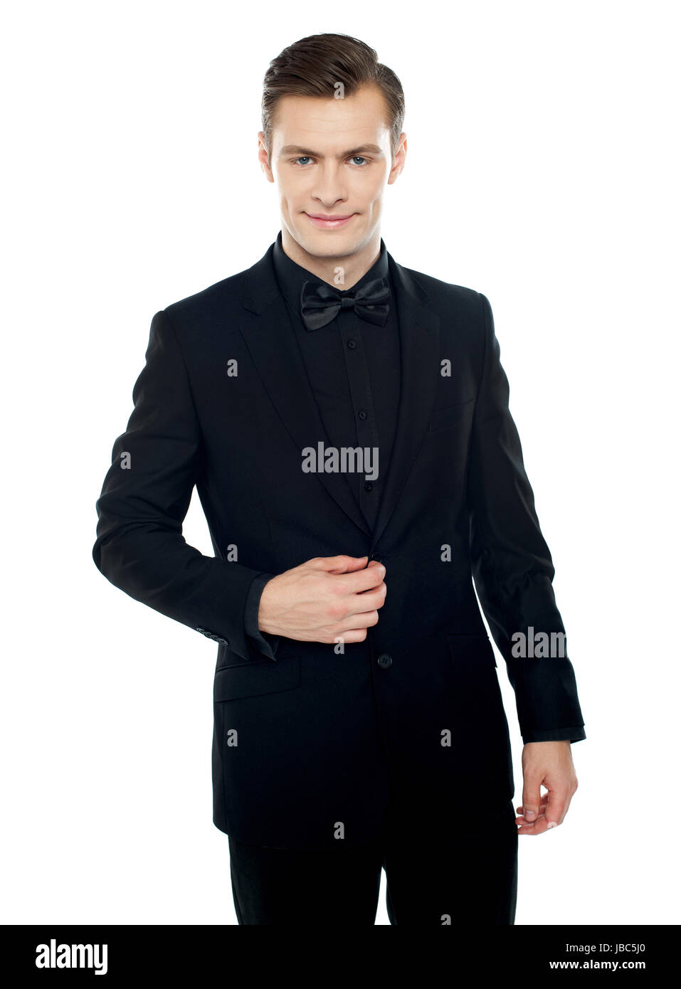 Smiling young man in party wear tenue. Annuler bouton manteau Banque D'Images