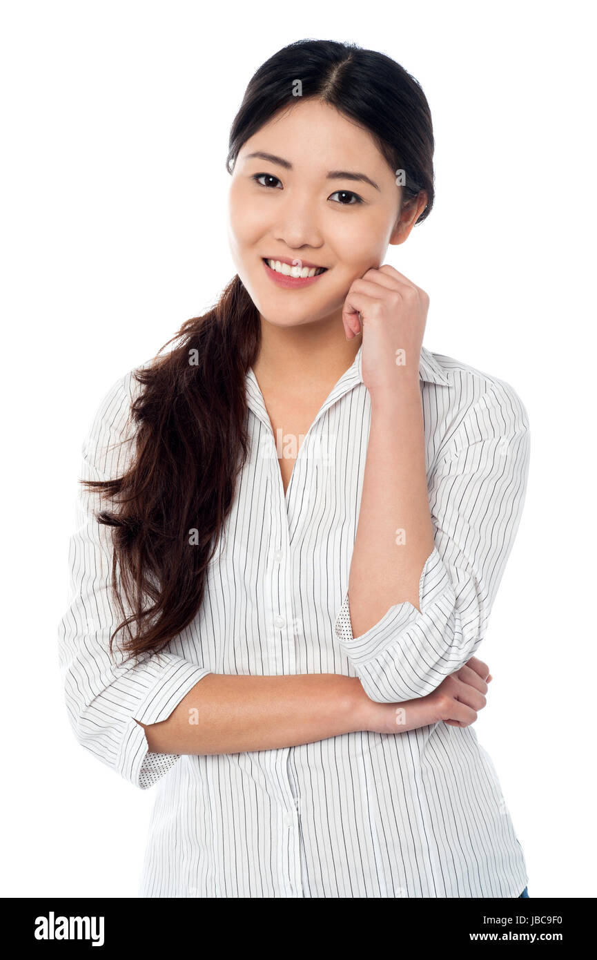 Demi-longueur portrait of smiling asian girl isolé sur fond blanc Banque D'Images