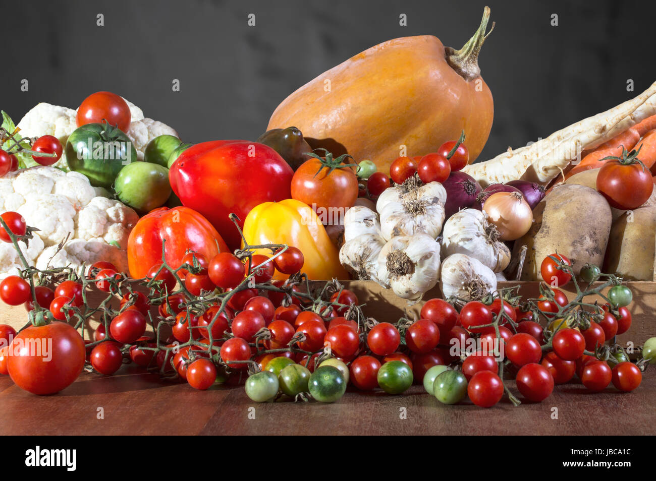 Divers un assortiment de légumes frais biologiques du jardin sur la table en bois. Focus sélectif. Banque D'Images