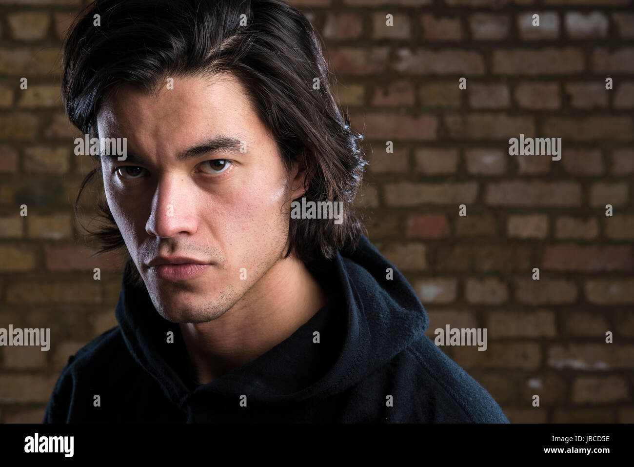 Portrait of handsome man wearing hoodie malaisien Banque D'Images