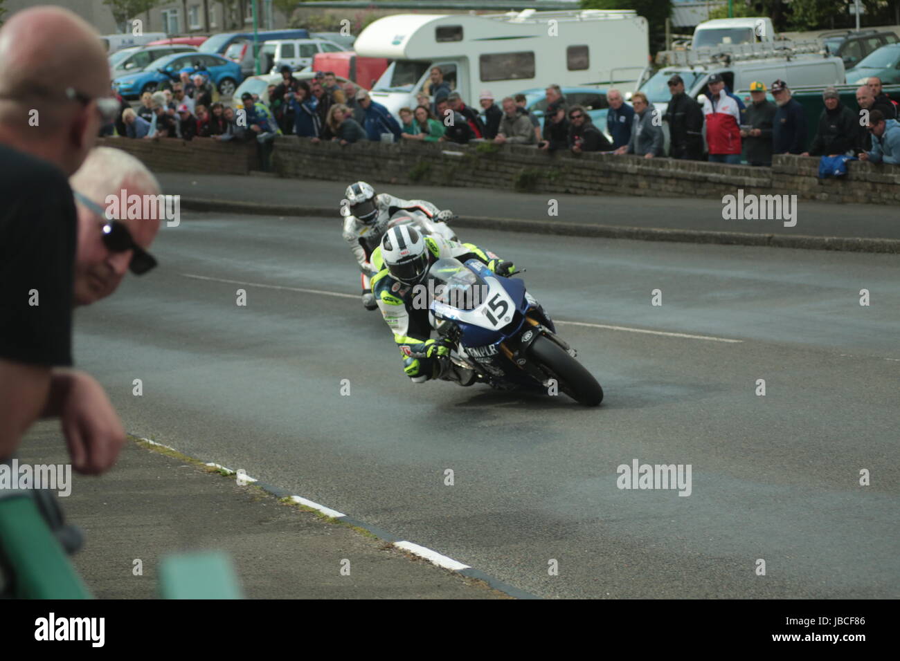 L'île de Man, îles britanniques (UK). 9 juin, 2017. Course passionnante comme numéro 15, William Dunlop est chassé par Cruickshank's Corner par numéro 16 Joshua Brookes. La course Senior TT. Informations détaillées (https://www.iomtt.com/TT-Database.aspx) concurrent : Crédit : Louisa Jane Bawden/Alamy Live News. Banque D'Images