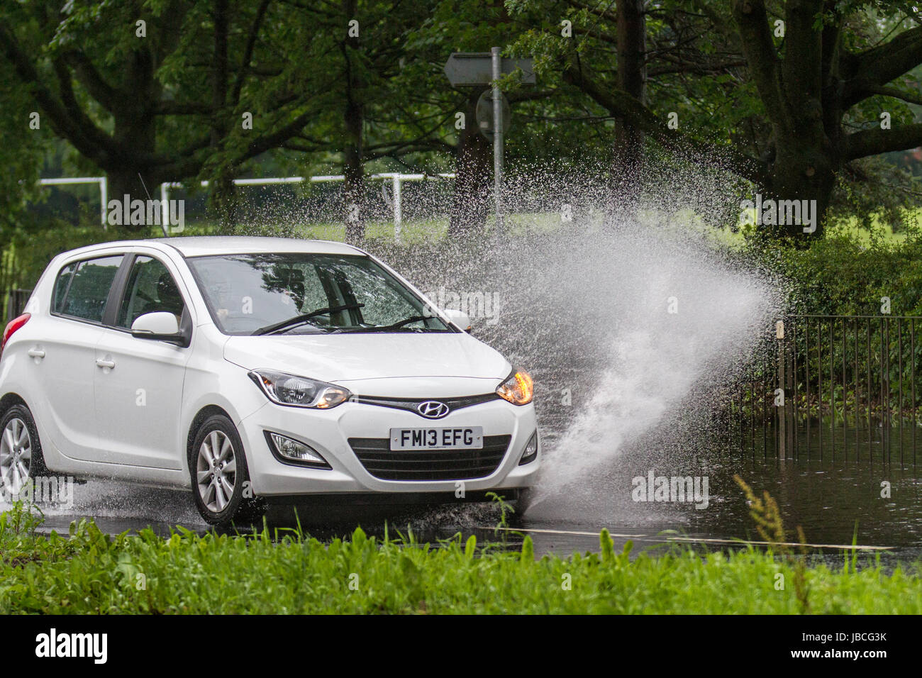 Tarleton, Lancashire, Royaume-Uni. Météo britannique. Inondation après des pluies torrentielles, ce qui rend difficile les conditions de conduite. Après une forte averse, la visibilité était extrêmement limitée, avec les flaques d'eau, l'eau de surface et un risque d'aquaplaning, avec une perte d'adhérence et réponse de la direction. La prévision est de poursuivre et de fortes pluies persistantes souvent lentement vers l'Est, avec de forts vents. /AlamyLiveNews MediaWorldImages crédit ; Banque D'Images