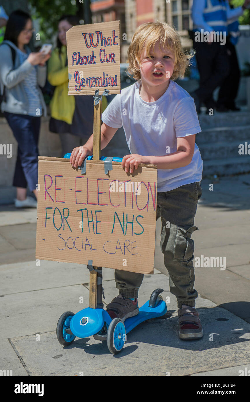 Londres, Royaume-Uni. 10 Juin, 2017. Teo Lewis Whitehead, âgés de 4, rejoint sa mère pour lui demander ce qui est dans lui pour sa génération et à monter son scooter - un jour après le résultat des élections, les manifestants se rassemblent pour demander de Theresa peut abandonner et ne conclure un accord avec la DUP. Les gens qui ont peur en raison de leur point de vue sur le mariage gay, abrtion etc. Westminster, Londres, 10 juin 2017 Crédit : Guy Bell/Alamy Live News Banque D'Images