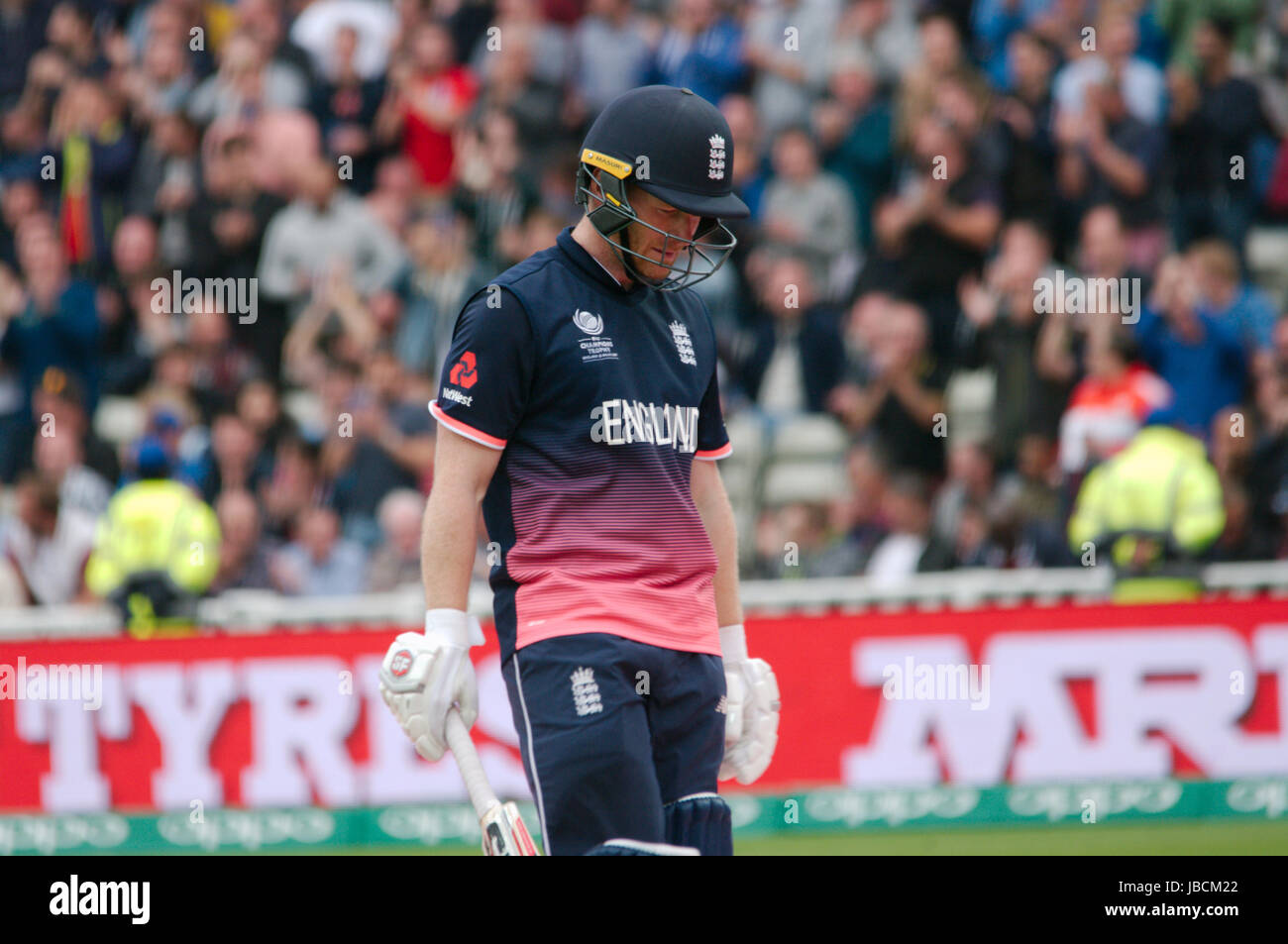 Birmingham, Angleterre, 10 juin 2017. Eoin Morgan, capitaine de l'Angleterre, laissant le champ après avoir été épuisé par l'Australie dans leur groupe ICC Champions trophy un match à Edgbaston. Crédit : Colin Edwards/Alamy Live News. Banque D'Images