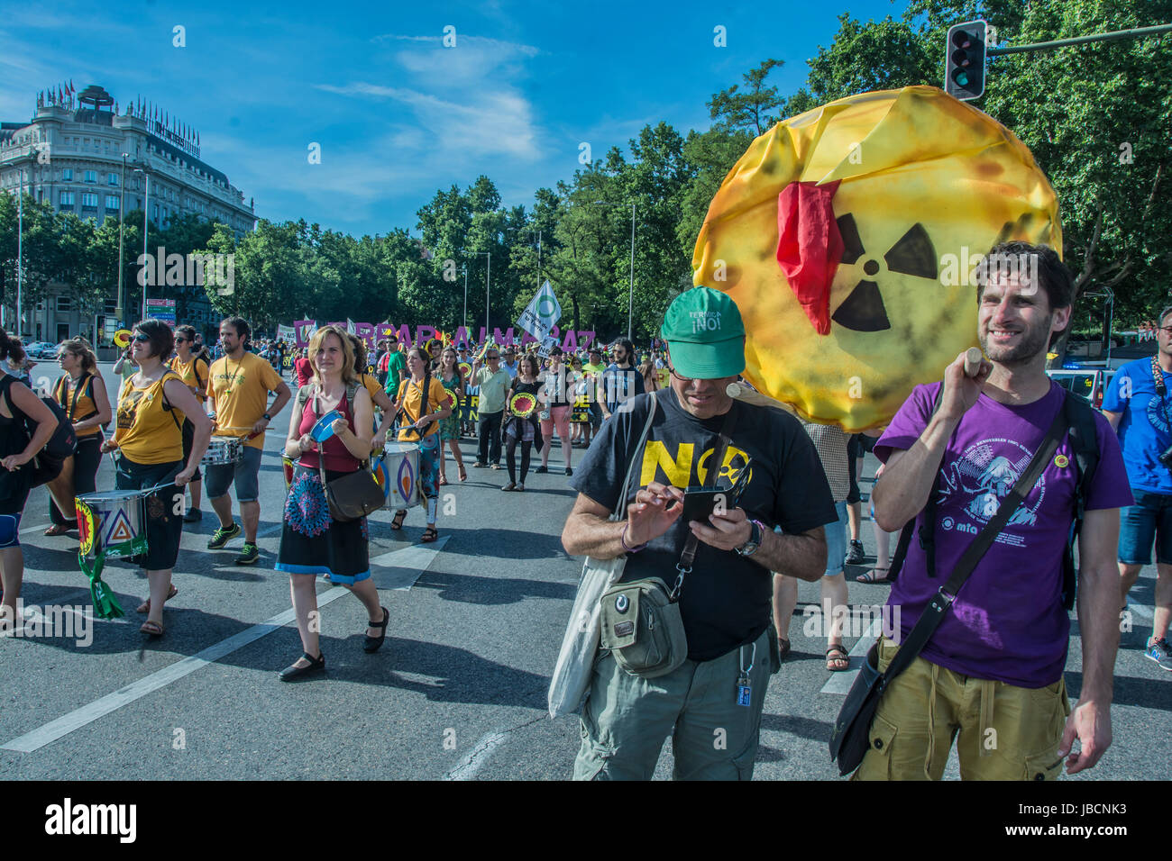 Madrid, Espagne. 10 Juin, 2017. Manifestation contre l'énergie nucléaire sur les rues de Madrid, les gens de l'Espagne et Portugal formulaire démontre dans les rues près de la gare d'Atocha Crédit : Alberto Ramírez Sibaja/Alamy Live News Banque D'Images