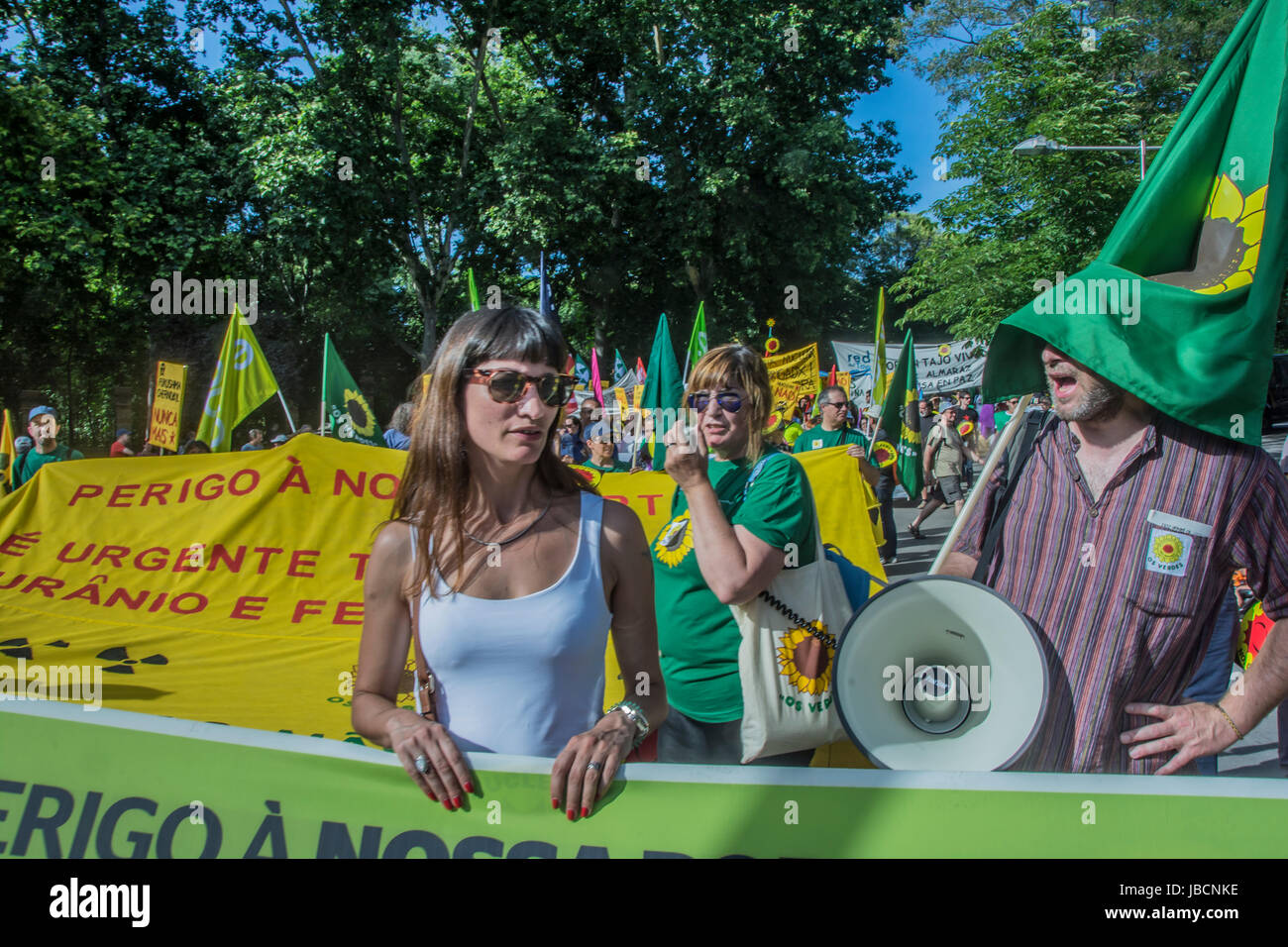 Madrid, Espagne. 10 Juin, 2017. Manifestation contre l'énergie nucléaire sur les rues de Madrid, les gens de l'Espagne et Portugal formulaire démontre dans les rues près de la gare d'Atocha Crédit : Alberto Ramírez Sibaja/Alamy Live News Banque D'Images