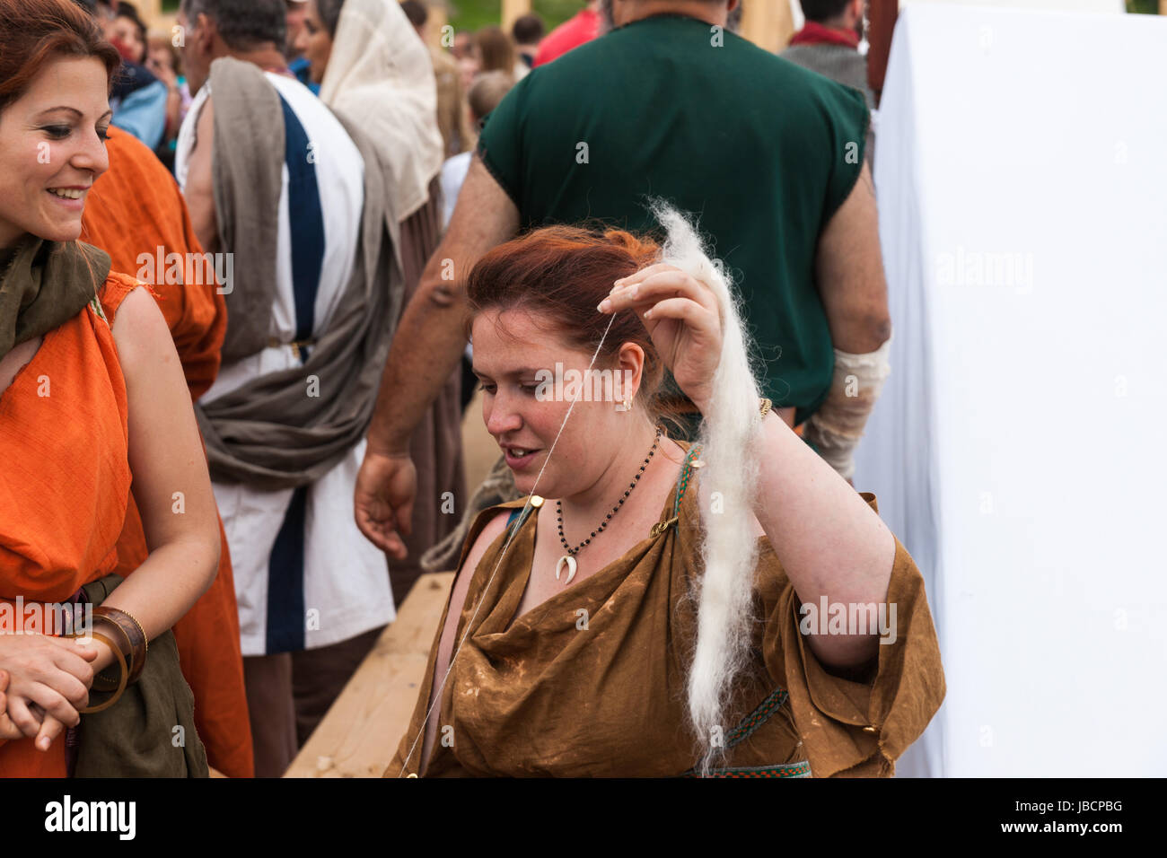 Moscou, Russie. 10 Juin, 2017. Times & International festival de reconstitution historique des époques en cours à Moscou. Environ 6 000 participants de partout dans le monde prennent part à ce 12 jour de festival. Ils représentent de nombreuses périodes de l'histoire à partir de la période de la Grèce antique et de Rome à XX siècle sur plus de 15 zones festival dans toute la ville. Période de la Rome antique la vie quotidienne, scènes de batailles avec les Allemands et les Daces et les autres événements sont présentés en Kolomenskoe parc public. Belle femme, lady, matrona de Legio VII Gemina d'équipe d'Italie. Crédit : Alex's Pictures/Alamy Live News Banque D'Images